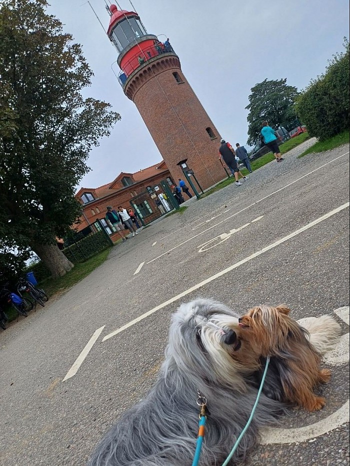 Warten vorm Leuchtturm, da dürfen wir nicht rein